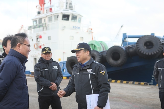 이광진 부산해양경찰서장이 해양환경공단 소속 예인선 601백룡호 승조원들과 애기를 나누고 있다.(사진제공=부산해양경찰서)