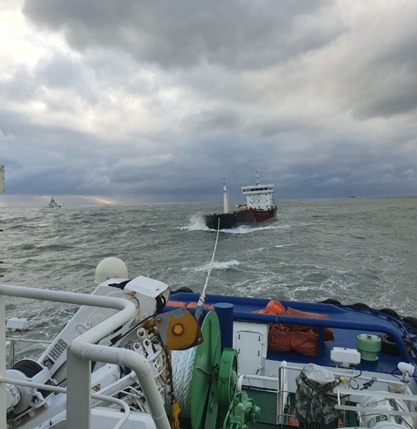 해양환경공단 소속 예인선 601백룡호가 A호를 예인하고 있다.(사진제공=부산해경)