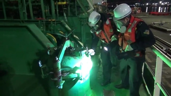 울산해경 화학방제1함 대응팀이 사고선박에서 화학물질 유출상태를 검사하고 있다.(사진제공=울산해양경찰서)