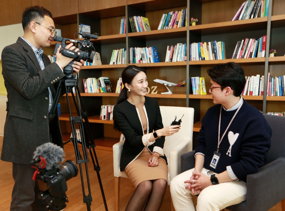 아시아나항공 본사에서 사내방송 아나운서와 담당자들이 '올티비'를 제작하고 있다.