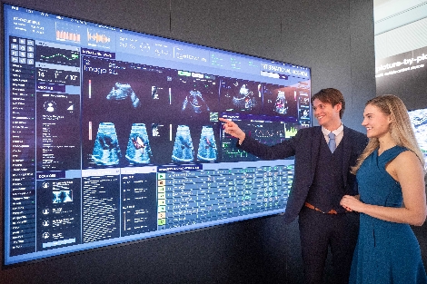 삼성전자 모델들이 'QLED 8K 사이니지'를 소개하고 있다. 사진=삼성전자