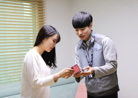 삼성전자서비스 수리 엔지니어가 '휴대폰 방문 서비스'를 신청한 고객의 집을 방문해 점검을 마친 갤럭시 Z 플립을 건네주고 있는 모습. 사진=삼성전자서비스