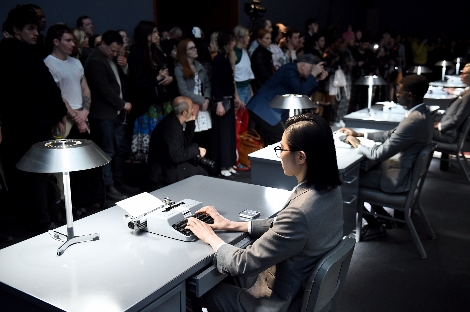 현지시간 12일 뉴욕 패션위크에서 진행된 '갤럭시 Z 플립 톰브라운 에디션' 공개 행사 모습. 사진=삼성전자