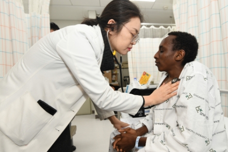 최원아 교수(좌)와 레샨. 사진=강남세브란스