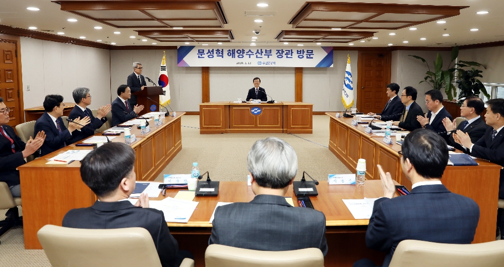 문성혁 해양수산부 장관(사진 가운데)이 수협중앙회를 방문해 업무 전반에 대한 설명을 듣고 있다. (사진=해양수산부)