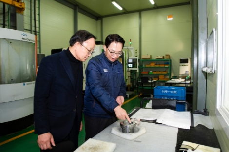 한국중부발전은 지난 13일 외산 발전설비를 국산화하기 위한 주요 프로젝트 현장을 직접 방문해 협력사의 연구개발 활동을 격려했다. 사진=중부발전