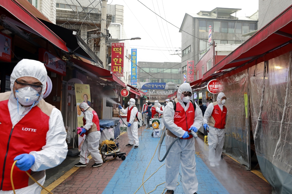 롯데월드타워, 전통시장 ‘코로나19’ 방역 현장 지원