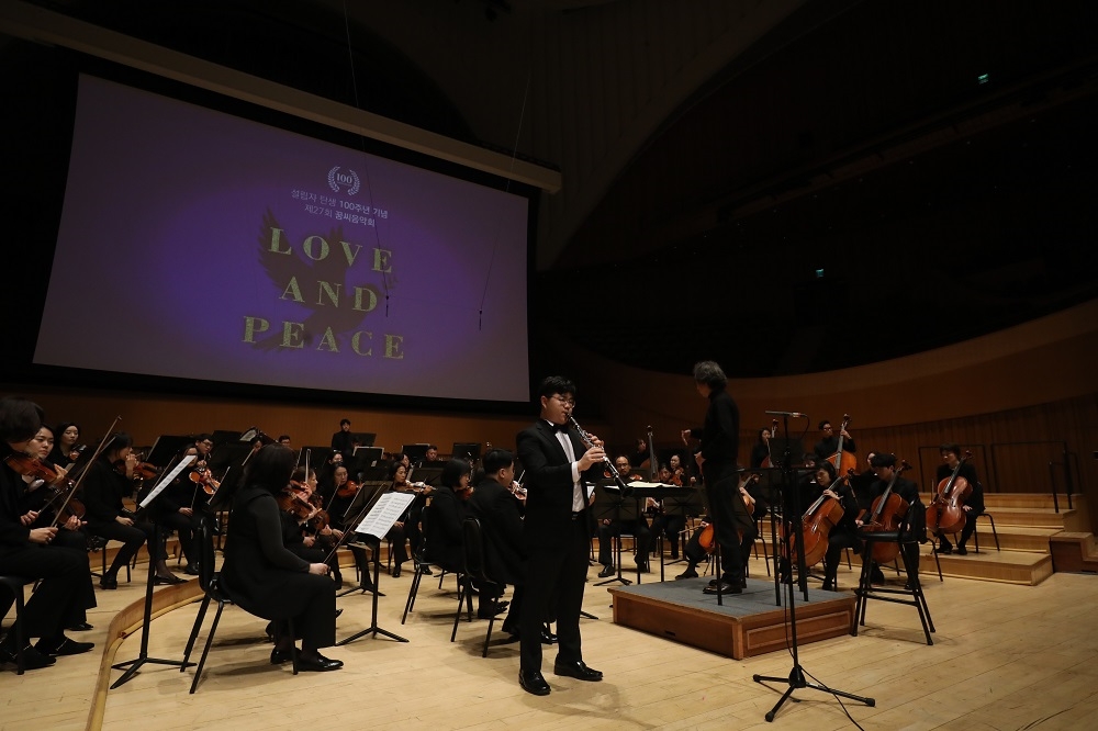 롯데콘서트홀에서 열린 제27회 꿈씨음악회에서 고양필오케스트라와 협연하는 권오빈(클라리넷) 연주자.(사진=일화)