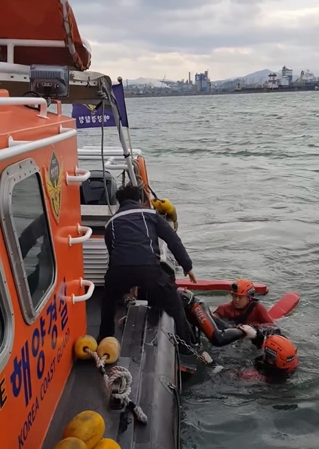 윈드서핑 레저객을 구조하고 있다.(사진제공=울산해양경찰서)
