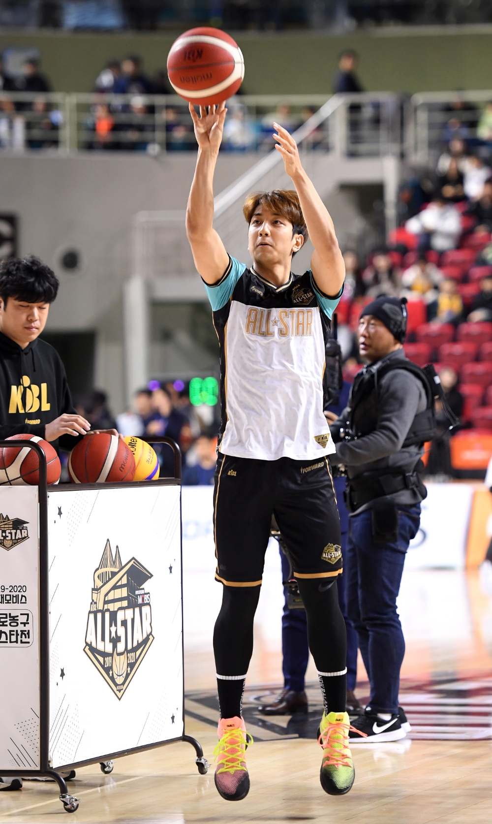 뉴발란스, 농구화 라인 국내 런칭…농구선수 허훈 전속 모델 계약 체결