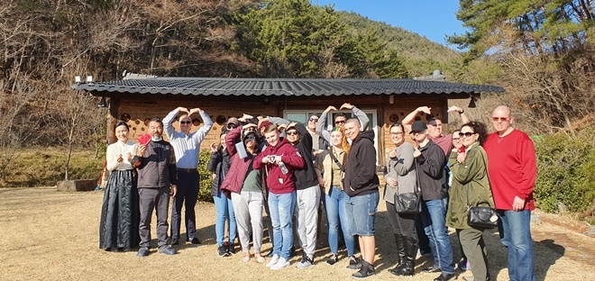 주한미군 부대원들이 다례체험 후 기념촬영을 하며 즐거워 하고 있다.(사진제공=사회적기업 답사친구)