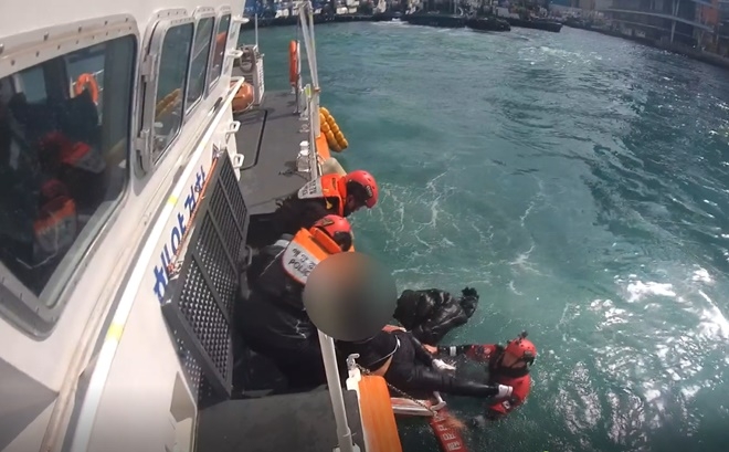 익수자를 구조하고 있다.(사진제공=부산해양경찰서)