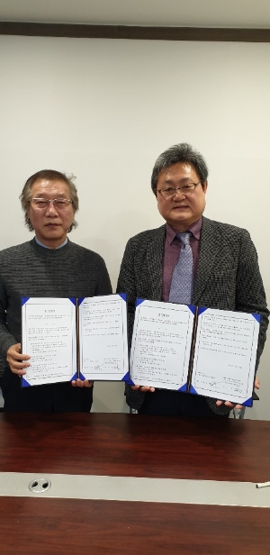 이영만 마니아리포트 대표(좌)와 김용업 한국사회인골프협회 회장