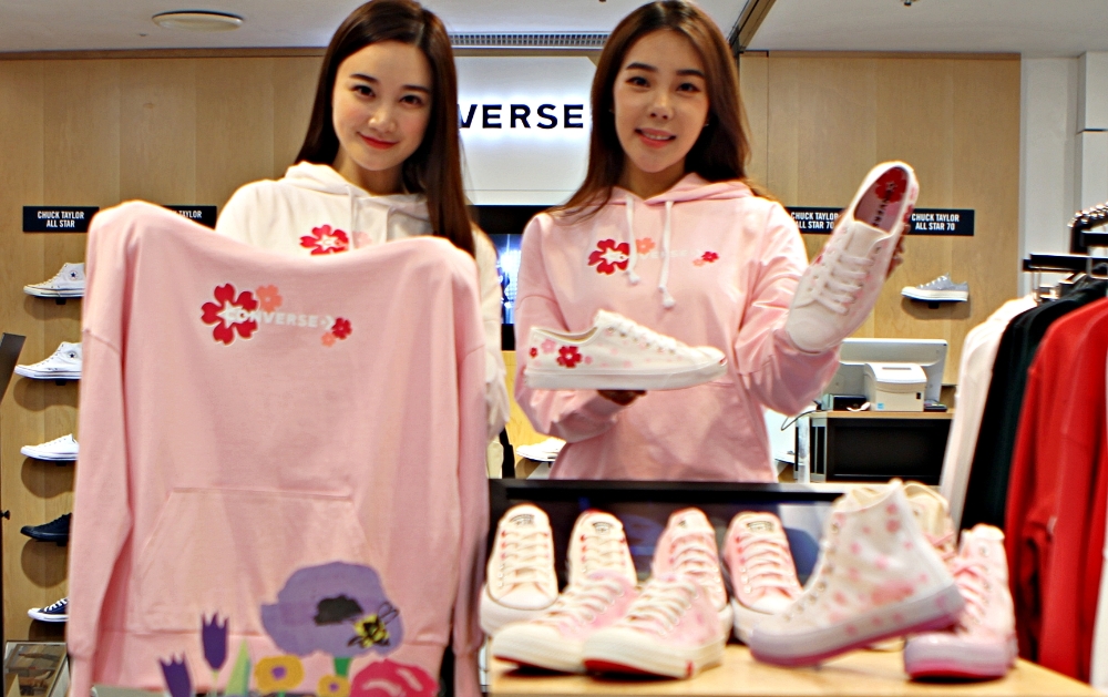 롯데백화점 '벚꽃 스니커즈' 출시