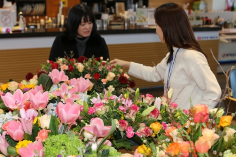 한국동서발전은 18일 코로나바이러스로 피해를 입은 화훼 농가를 지원하기 위해 울산 지역 내 화훼 소매업체를 대상으로 꽃을 구매했다. 사진=동서발전