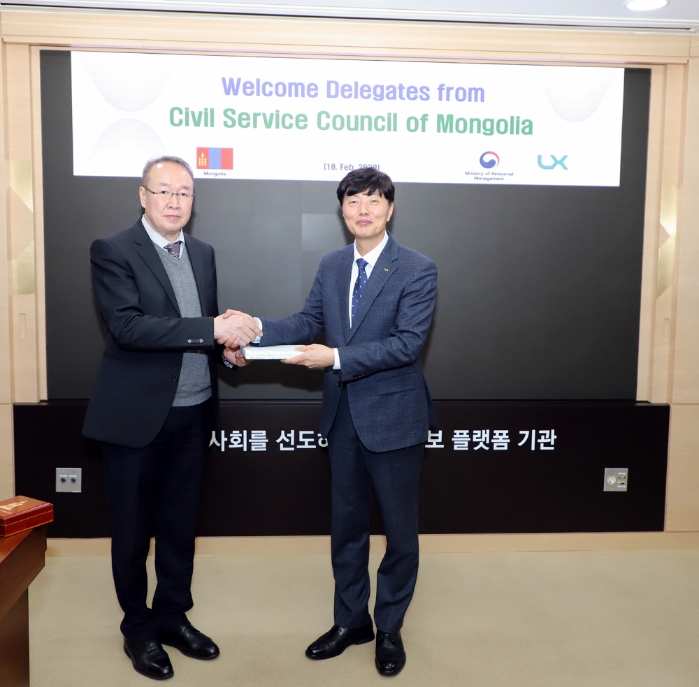 바타르조리그(왼쪽)위원장이 LX 김택진 공간정보본부장(오른쪽)에게 몽골기념품을 전달하고 있다. (사진=LX)