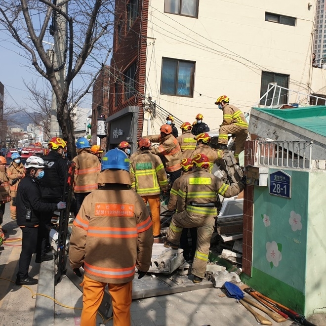 매몰자를 구조중인 소방대원들.(사진제공=부산경찰청)