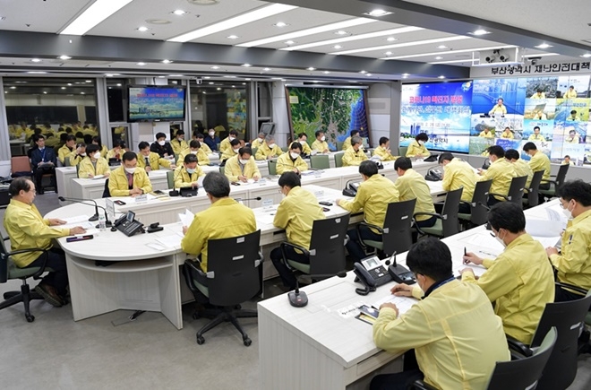 오거돈 부산시장은 확진 환자 판정 직후인 21일 오후 8시 30분 부산시청 재난안전대책본부 상황실에서 긴급 비상대책회의를 열고 대책 마련을 지시하고 있다.(사진제공=부산시)