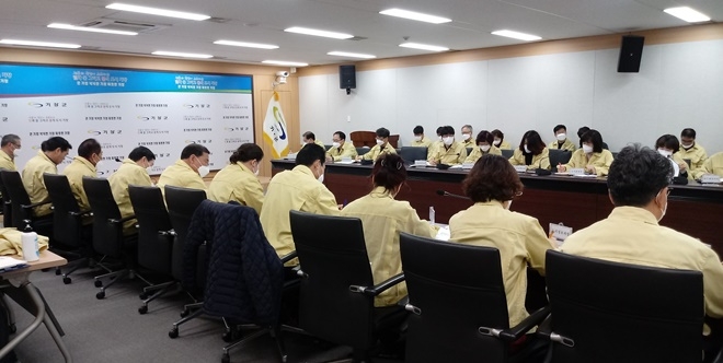 부산지역 확진자 발생에 따라 코로나19관련 긴급비상대책회의를 열고 있다.(사진제공=부산기장군)