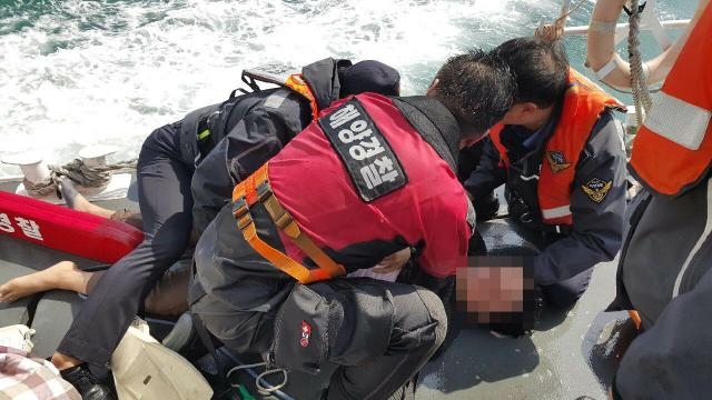 익수자를구조해 응급처치를 하고있다.(사진제공=부산해부산해양경찰서)
