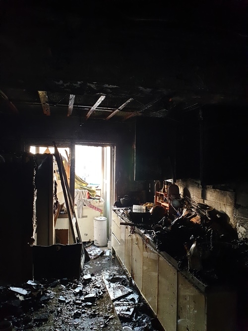 아파트 주방 정수기 전기누전 화재현장.(사진제공=부산경찰청)