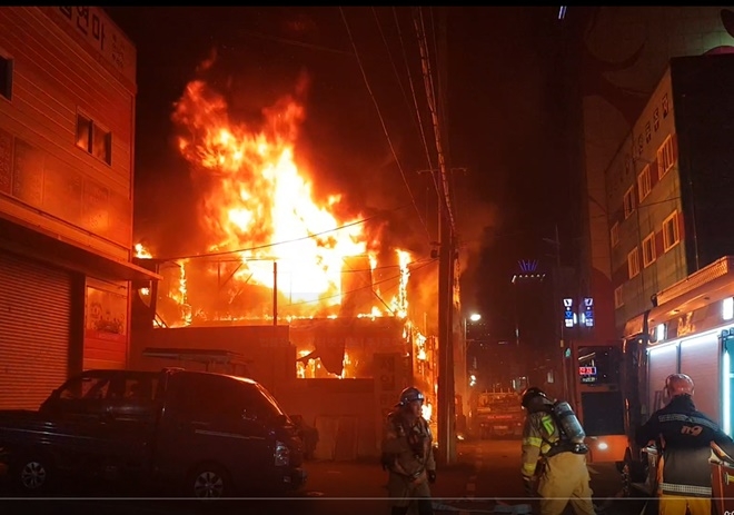 부산 사상구 유압기 수리공장에서 불이나고 있다.(사진제공=부산소방본부)