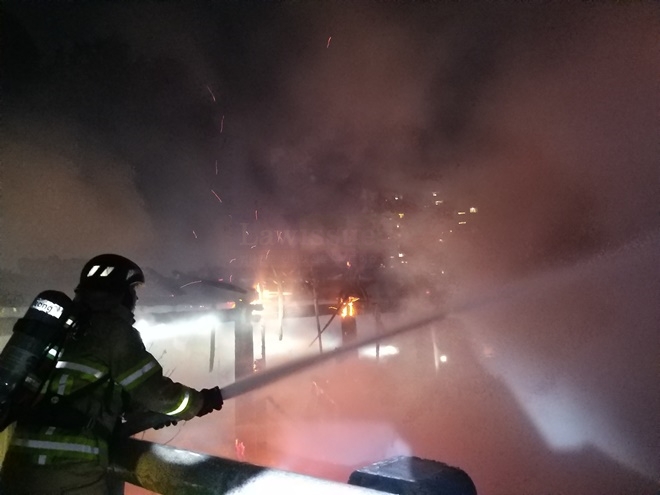 부산 남구 한 사찰서 화재가 발생해 소방관이 불을 끄고 있다.(사진제공=부산소방본부)