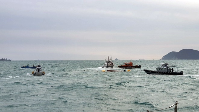 실종자 수색에 나서고 있다.(사진제공=부산해양경찰서)