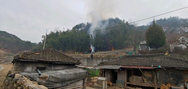 임곡마을 뒷산 산불.(사진제공=부산경찰청)