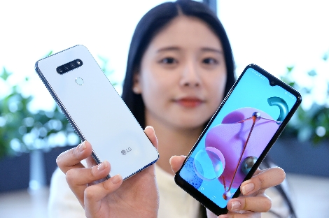 모델이 LG Q51을 소개하고 있는 모습. 사진=LG전자