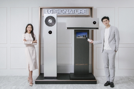 LG전자 모델이 냉방 성능을 강화한 에어컨인 'LG 시그니처(LG SIGNATURE) 에어컨' 신제품을 소개하고 있다. 사진=LG전자