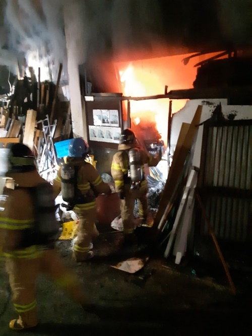 사하소방서 대원들이 목공소 화재를 진화하고 있다. (사진제공=부산소방본부)