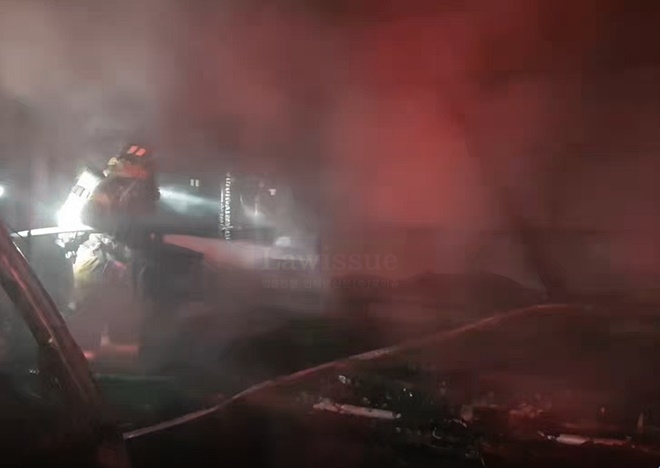 부산 동래구 한 에어컨설비업체서 불.(사진제공=부산소방본부)