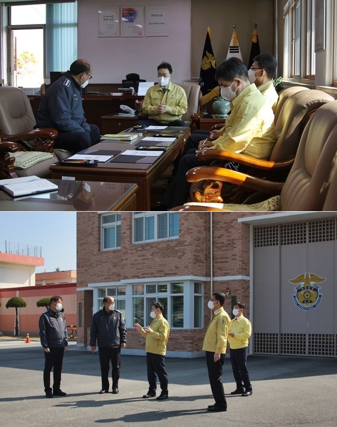 김오수 법무부 차관(가운데)이 2일 경북 김천시 소재 ‘김천소년교도소’를 방문하여 관계자로부터 현황을 보고 받고 보안청사앞에서 관계자들에게 코로나19 확산방지관련 당부를 하고 있다. (사진제공=법무부)