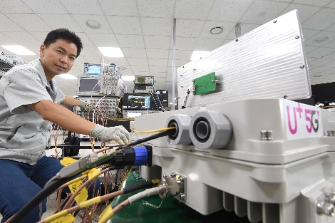 LG유플러스 ‘동반성장보드’ 멤버인 삼지전자 직원이 5G 인빌딩 중계기를 테스트하고 있는 모습. 사진=LG유플러스