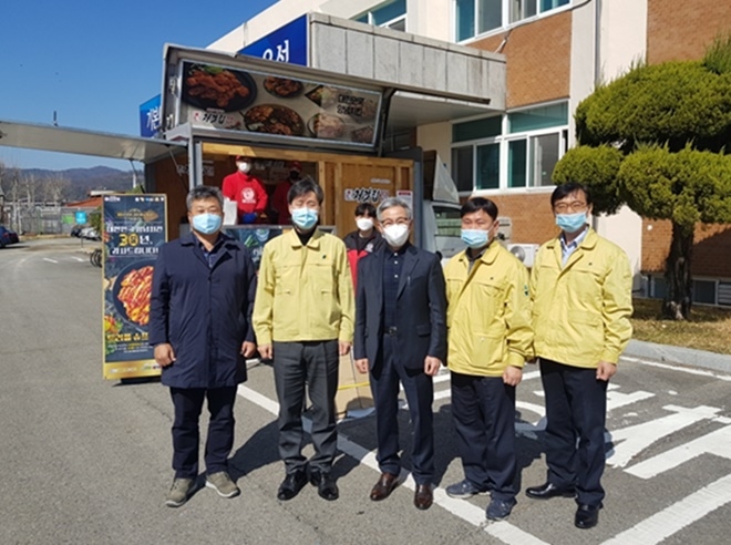 코로나19로 가족면회를 못하고 있는 대구소년원생들에게 특별간식을 전달하고 기념촬영.(사진제공=대구소년원)