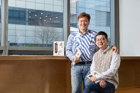 '패키지와 테스트'의 저자 서민석 팀장(왼쪽)과 기획자 이상익 TL – SV Biz Model팀. 사진=SK텔레콤
