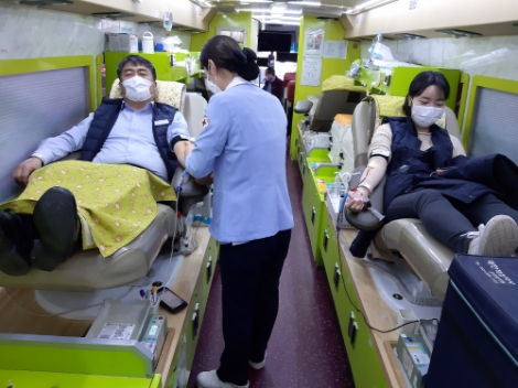 한국철도시설공단 강원본부는 코로나19 확산에 따른 혈액 수급난을 해소하고자 대한적십자사와 공동으로 11일 헌혈 행사를 개최했다. 사진=철도공단