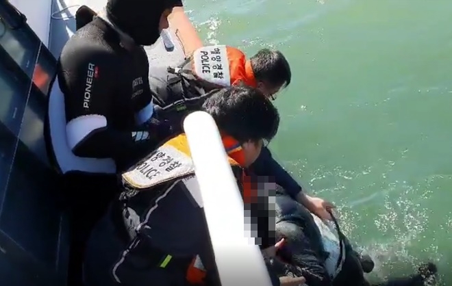 카이트보드서핑 익수자를 구조하고 있다.(사진제공=부산해경)