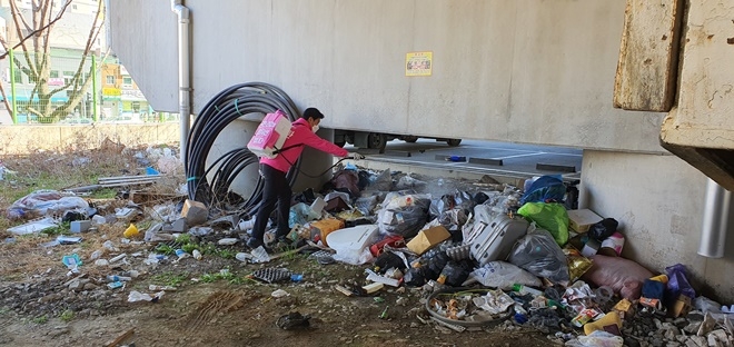 이주환 예비후보가 코로나19예방 방역활동을 하고 있다.(사진제공=이주환 예비후보 캠프)