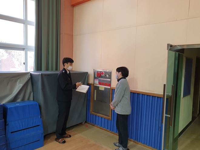 소방안전 진단을 하고 있다.(사진제공=진주소방서)