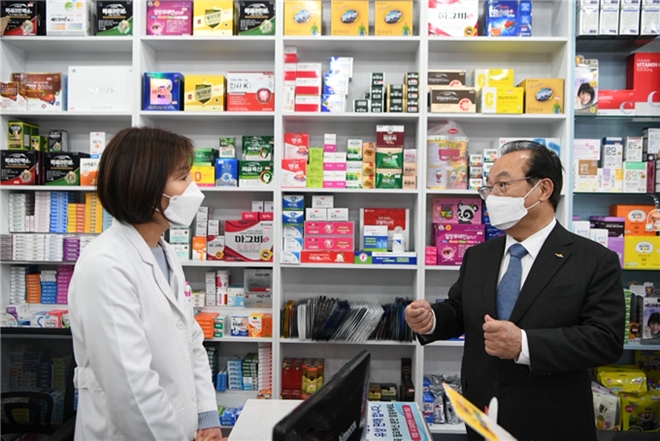오거돈 시장이 연산동 한 약국을 깜짝방문해 현장상황을 청취하고 격려의 말을 건네고 있다.(사진제공=부산시)