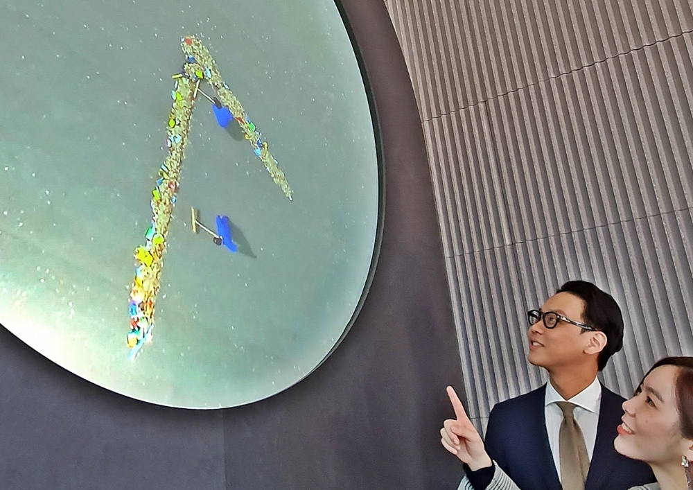 갤러리아 광교, 대형 시계 예술작품 전시