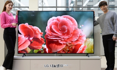 모델이 지난 17일 LG전자 베스트샵 봉천점에서 2020년형 'LG 나노셀 AI ThinQ’ 신제품을 소개하고 있다. 사진=LG전자