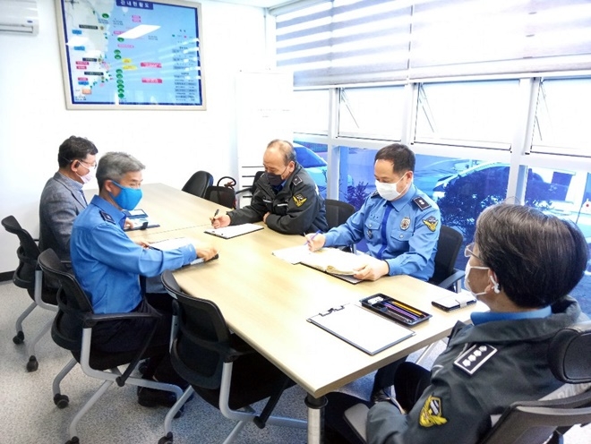 임명길 서장이 강풍예보에 따른 해양안전관리 강화를 주문하고 있다.(사진제공=울산해양경찰서)