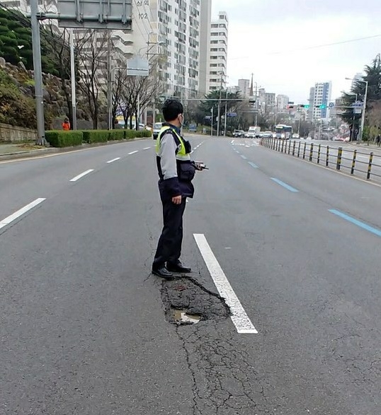 해운대구 반여동 4차선 도로 포트홀발생.(사진제공=부산경찰청)