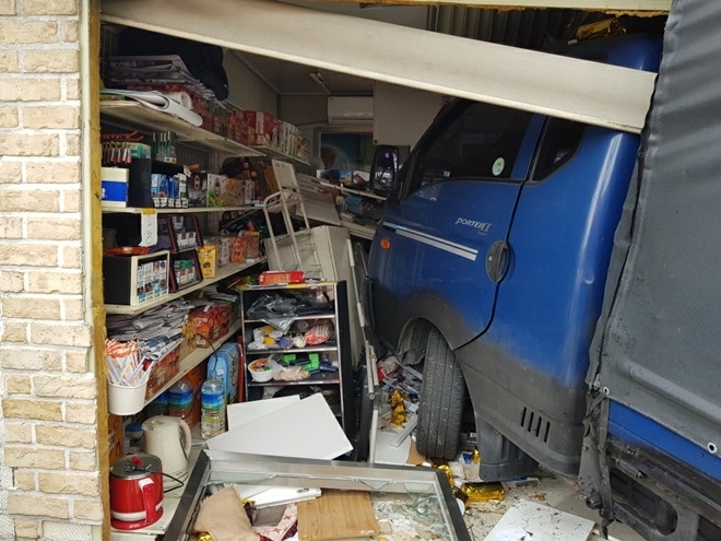 마트로 돌진한 1톤트럭.(사진제공=부산경찰청)