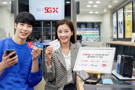 SK텔레콤 모델이 6개 알뜰폰 사업자에게 5G 요금제 도매 제공과 5G망 개방을 홍보하고 있는 모습. 사진=SK텔레콤