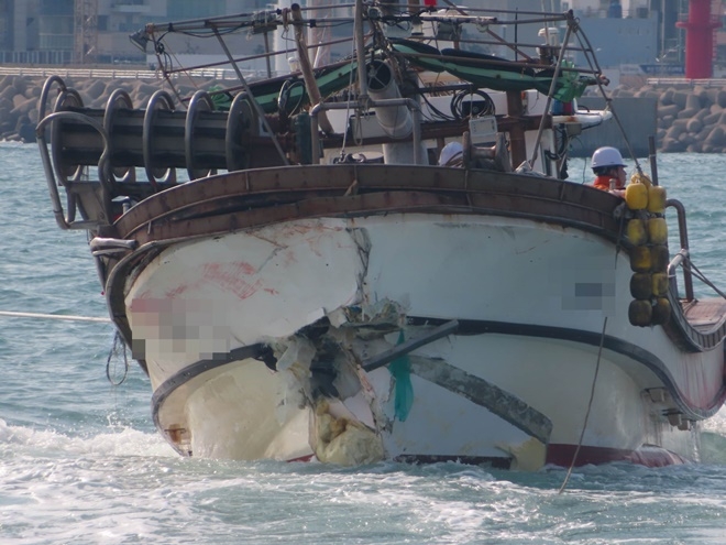 선박을 예인하고 있다.(사진제공=부산해양경찰서)