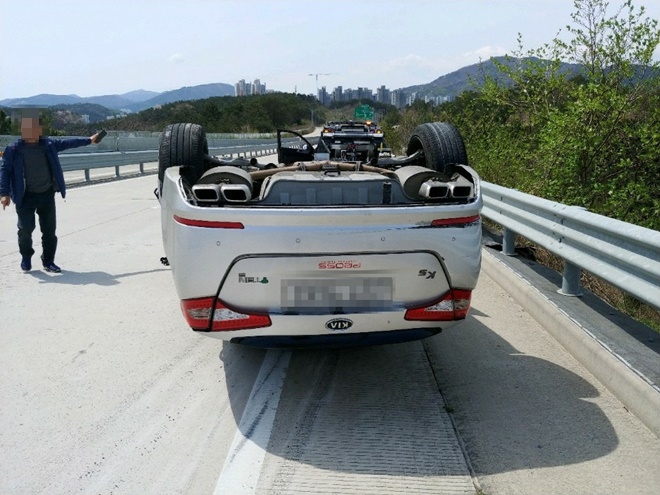일광면 31번 자동차전용도로 일광IC방면 전복된 K5차량.(사진제공=부산경찰청)